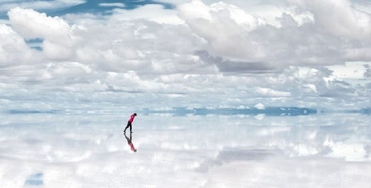 Bolivian Salt Flat Creates Amazing Walking on Water Illusion salardeuyuni2 Bolivian Salt Flat Creates Amazing Walking on Water Illusion