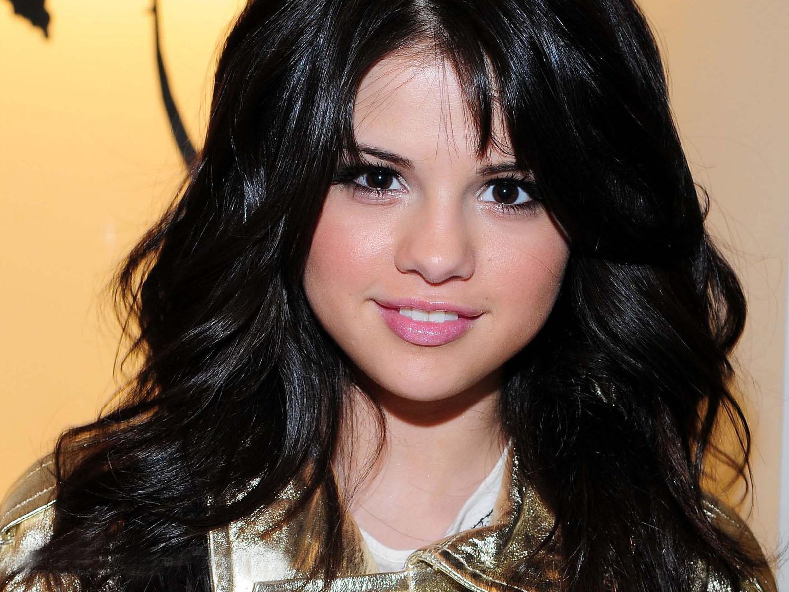  Beautiful Wallpapers of Selena Gomez