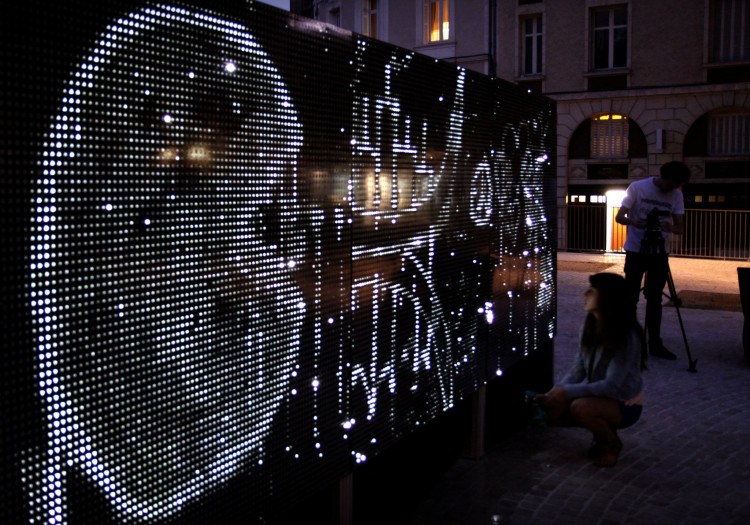 water light graffiti 2 750x525 GRAFFITI MADE WITH LIGHT