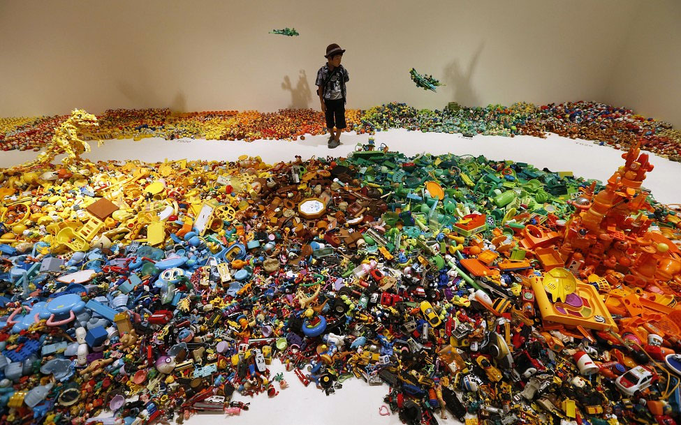 Photo of the Day: Art Installation Made of Unwanted Toys 147 Photo of the Day: Art Installation Made of Unwanted Toys