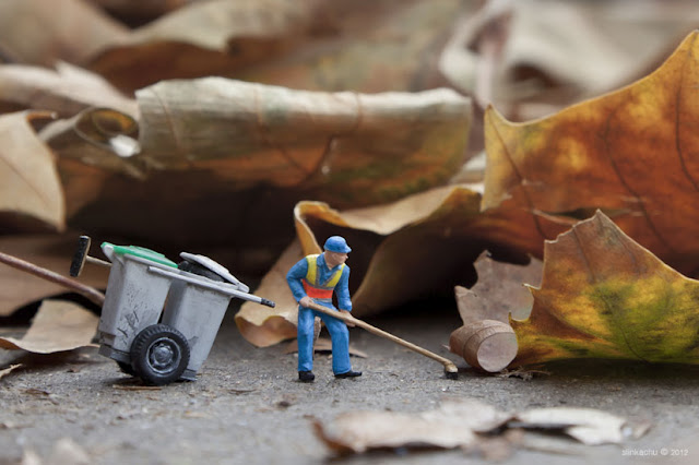 Amazing Little People Miniature Work By Slinkachu Dead Leaves 1a blog Amazing Little People Miniature Work By Slinkachu