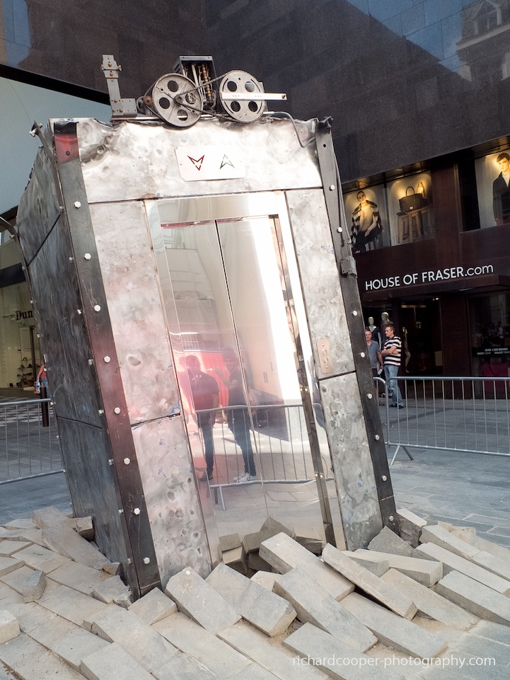 Mysterious Elevator Erupts from Underground oded hirsch the lift 02 Mysterious Elevator Erupts from Underground