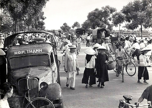 01 INDOCHINE. HANOI MARCHE AUX PUCES 1 Old Photos of Hanoi from 1954