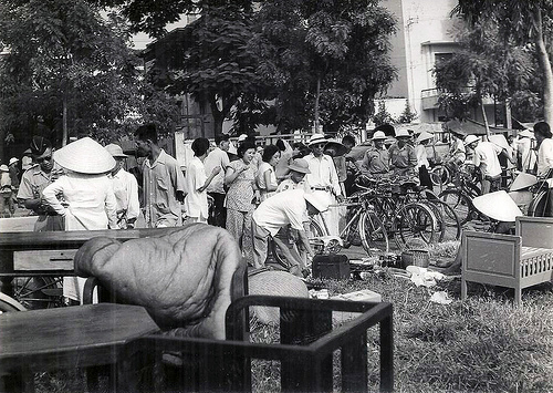 02 INDOCHINE. HANOI 1954 MARCHE AUX PUCES 2 Old Photos of Hanoi from 1954