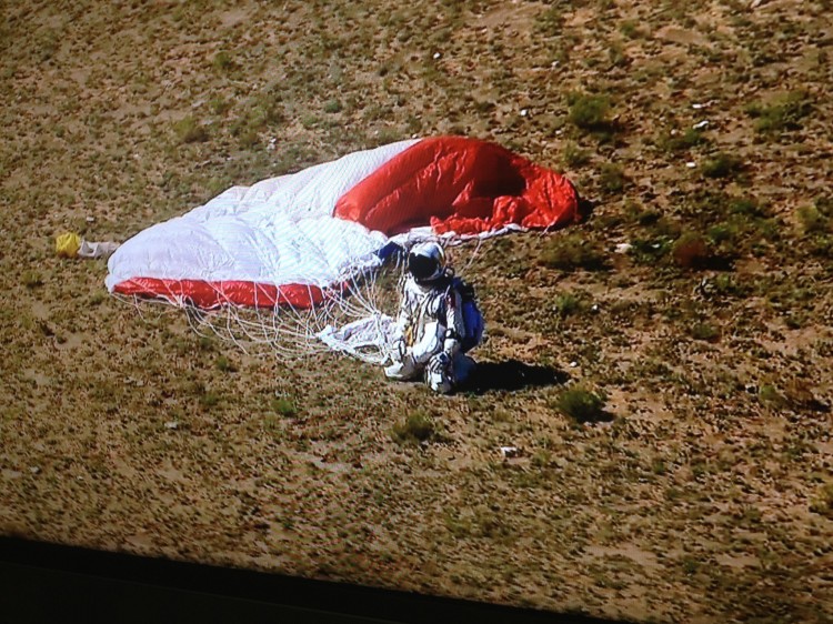415589 506724589338549 1863643488 o1 750x562 Felix Baumgartner   39km jump
