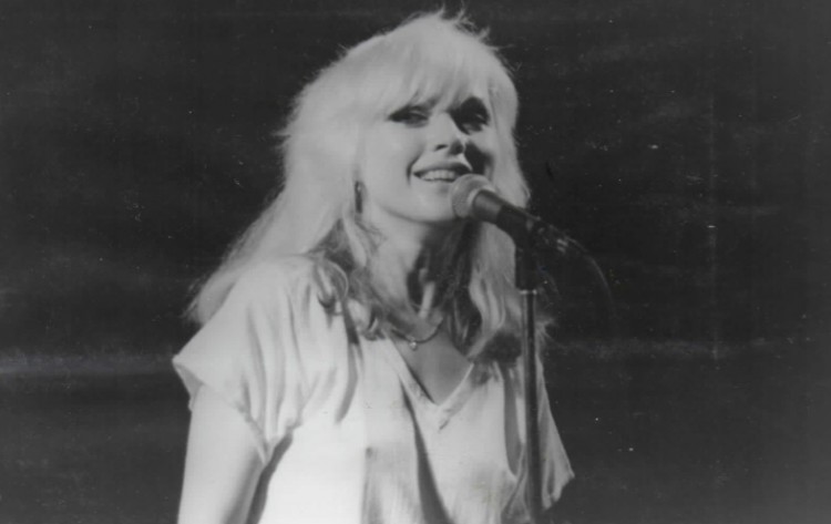Debbie Harry and Blondie live at The Roundhouse, London 1977 Debbie Harry and Blondie live at The Roundhouse London 1977 4 750x473 Debbie Harry and Blondie live at The Roundhouse, London 1977