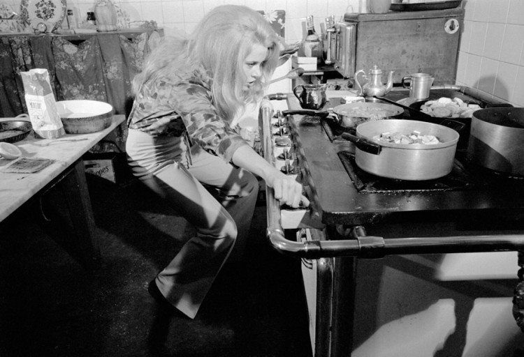 Stars Are Just Like Us Jane Fonda cooking in her kitchen in France in 1967 750x512 Stars Are Just Like Us