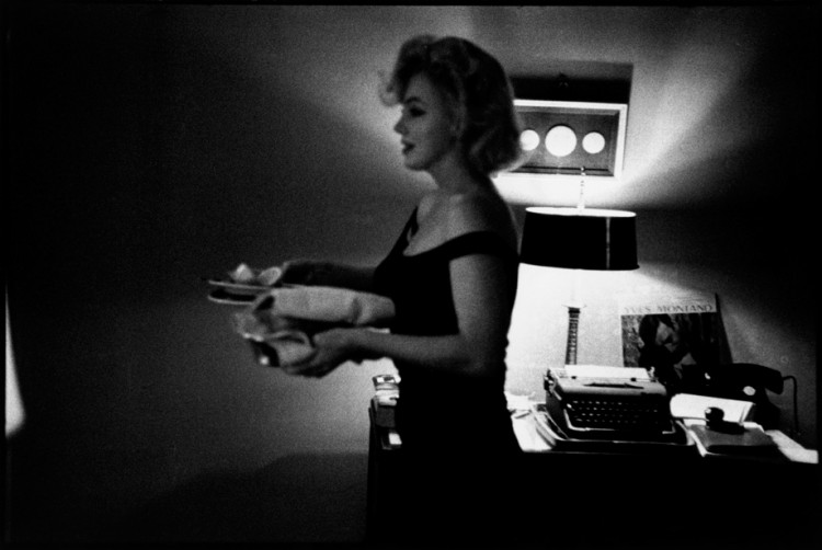 Stars Are Just Like Us Marilyn Monroe cleans up after dinner during the filming of The Misfits in Hollywood in 1960 750x502 Stars Are Just Like Us