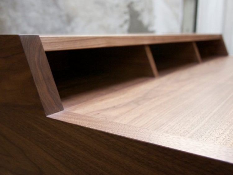 leibal lauradesk phloem 3 750x562 Laura Desk by Phloem Studio