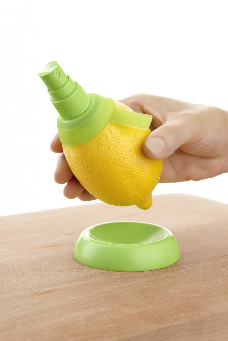 Citrus Spray by Lékué turns fruits into containers lekue citrus 0283 750x1124 Citrus Spray by Lékué turns fruits into containers