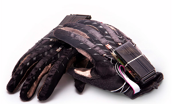 Students Invent Gloves that Translate Sign Language to Speech sign language gloves3 Students Invent Gloves that Translate Sign Language to Speech