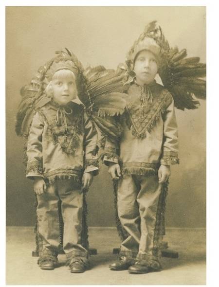 vintage halloween costumes 2 Creepy Vintage Halloween Costumes from 1800   1959