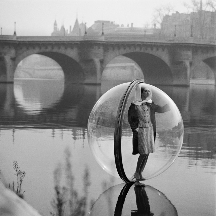 Dreamy Photos of Women Floating Over Paris Dreamy Photos of Women Floating Over Paris 1 750x750 Dreamy Photos of Women Floating Over Paris