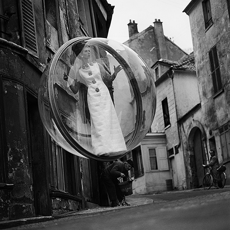 Dreamy Photos of Women Floating Over Paris Dreamy Photos of Women Floating Over Paris 1 750x750 Dreamy Photos of Women Floating Over Paris