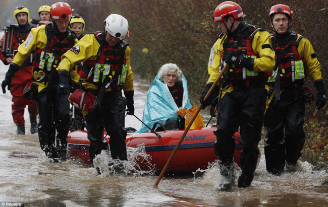 Northern UK Hit By Flooding Storm Flood hit UK Northern UK Hit By Flooding Storm