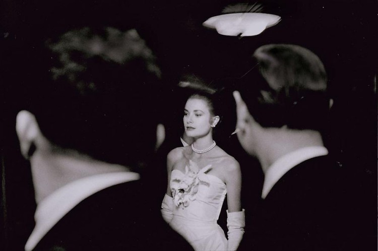 Life Through Elliott Erwitts Cameras Grace Kelly New York 1955 750x498 Life Through Elliott Erwitts Cameras