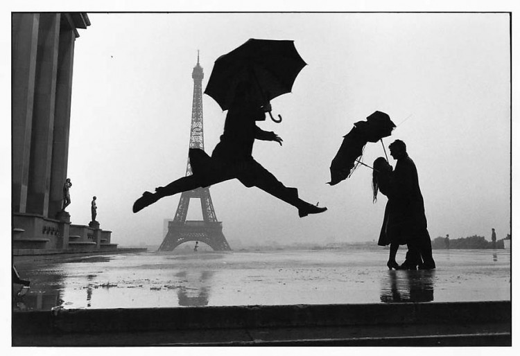 Life Through Elliott Erwitts Cameras Paris France 1989 750x514 Life Through Elliott Erwitts Cameras