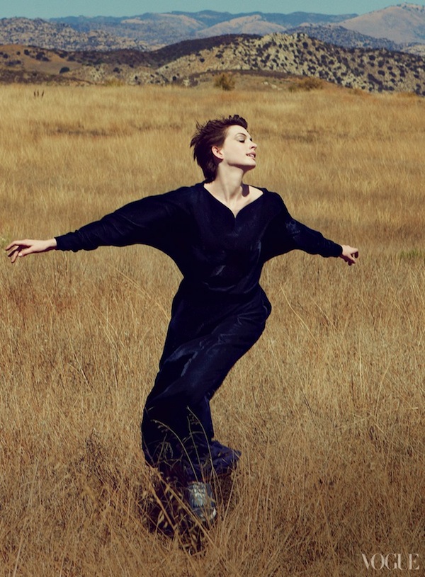 anne hathaway by annie leibovitz vogue us december 2012 04 Leap of Faith