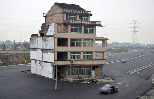 house in middle of road luo baogen pic on Design You Trust house in middle of road luo baogen Road Built Around House, Family Refuses to Leave