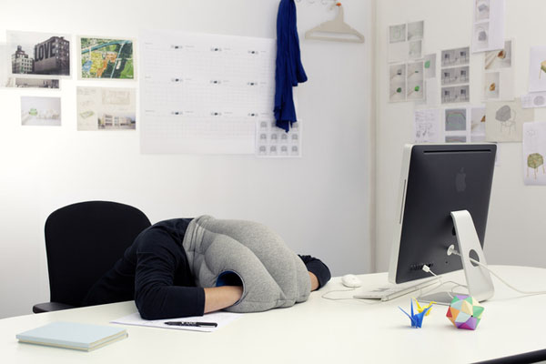 Sleep Anywhere With The Ostrich Pillow ostrich pillow 4 Sleep Anywhere With The Ostrich Pillow