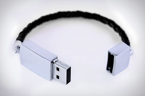 tumblr mcvt0zrjXS1qiqf01o1 500 USB Bracelet