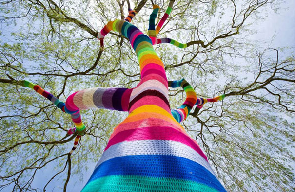 yarn bombing knitted trees 1 Awesome Colorful Examples of Yarn Bombing