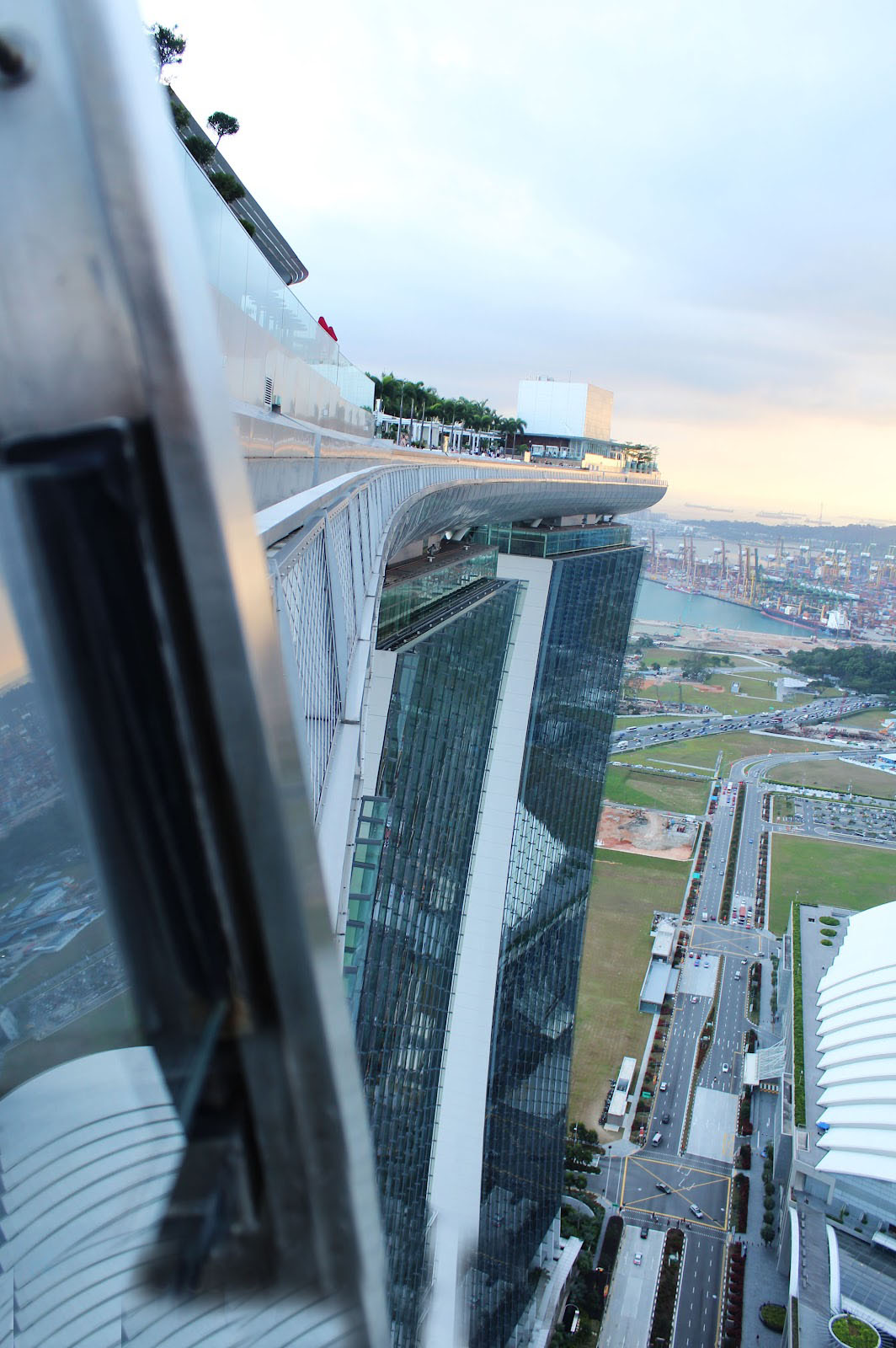 World’s Most Amazing Pool, Hotel Skyscraper Pool In Singapore Amazing Skyscraper Pool In Singapore 12 World’s Most Amazing Pool, Hotel Skyscraper Pool In Singapore