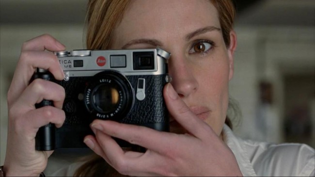 Julia Roberts with Leica M6 TTL Silver with Summicron 50mm f2 and Leica Motor M 650x365 Celebrities with Their Leica Cameras