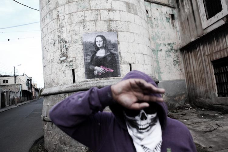 Urban Maeztro Urban Maeztro Street Art Honduras Graffiti Anti violence Mona Lisa with Gun 2 collabcubed Urban Maeztro