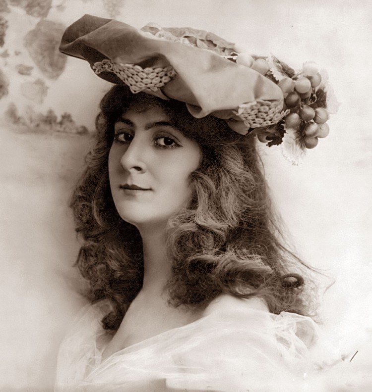 Funny Hat Fashion in The Past lady hat 750x792 Funny Hat Fashion in The Past