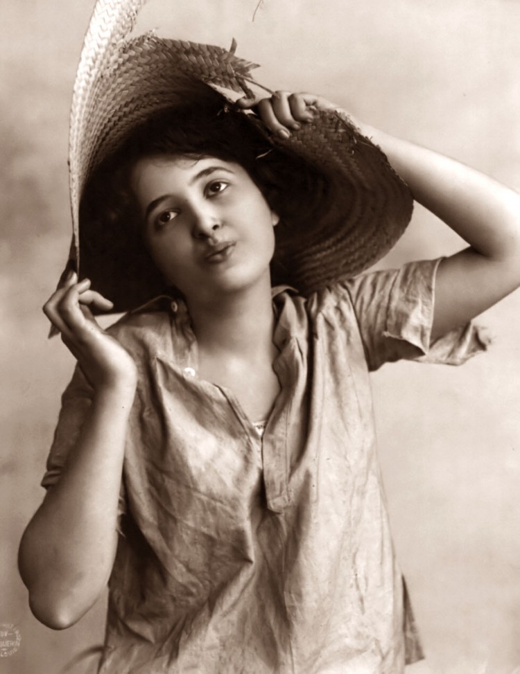 Funny Hat Fashion in The Past straw hat 750x973 Funny Hat Fashion in The Past