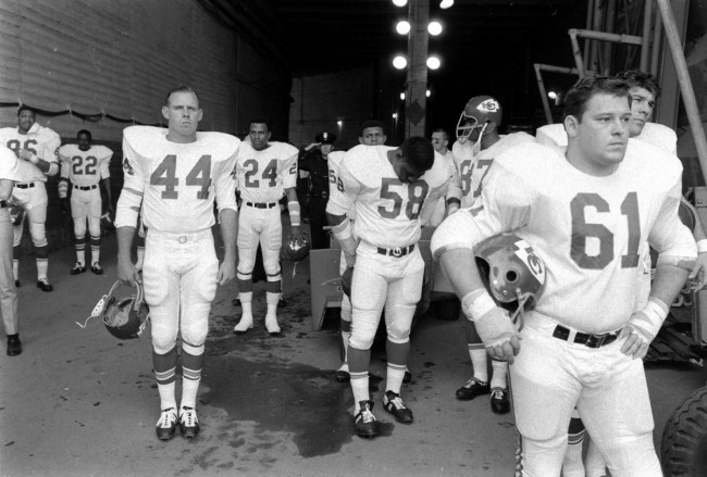 Rare Photos of The First Super Bowl, 1967 01 The Kansas City Chiefs wait to take the field against the Packers prior to the start of Super Bowl I Los Angeles 1967 650x439 Rare Photos of The First Super Bowl, 1967