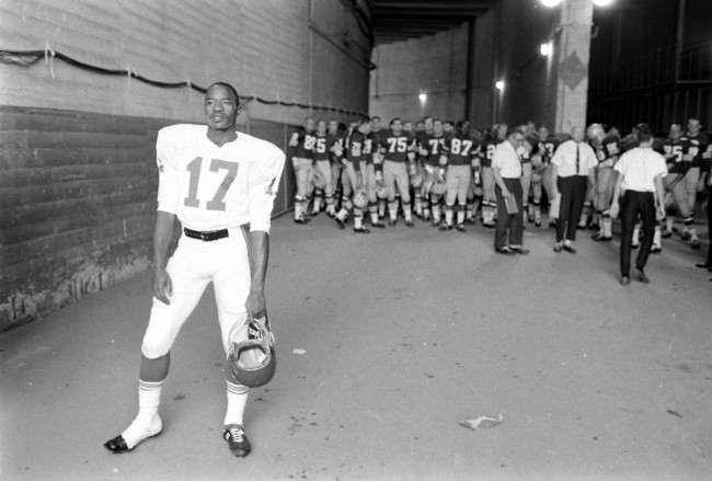 Rare Photos of The First Super Bowl, 1967 02 Kansas Citys Fletcher Smith with the Green Bay Packers massed behind him prior to the start of Super Bowl I Los Angeles 1967 650x439 Rare Photos of The First Super Bowl, 1967