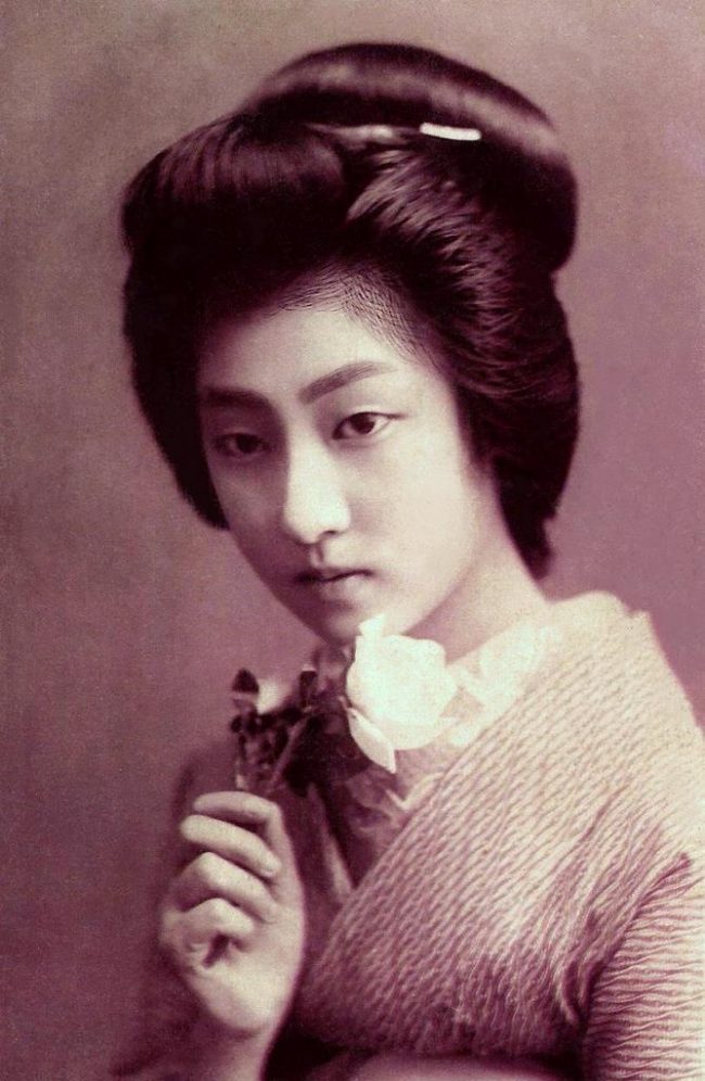Portraits of a Popular Tokyo Geisha of 100 Years Ago 02 The Geisha HAWARYU A Meiji era Beauty from OLD JAPAN 2 650x996 Portraits of a Popular Tokyo Geisha of 100 Years Ago
