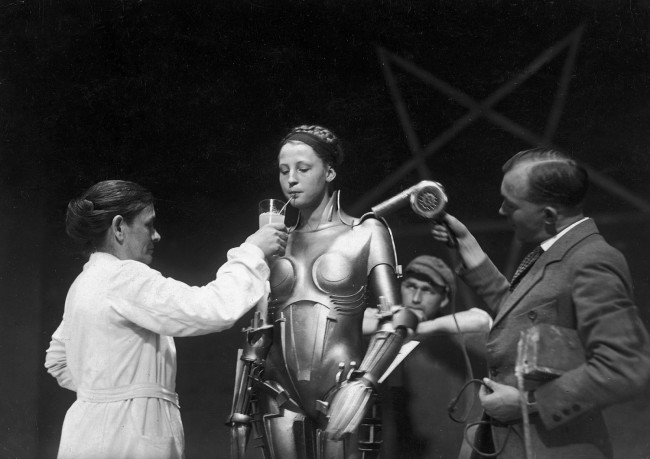 02 on the set of Fritz Lang’s Metropolis — the actress inside the Maria robot taking a breather 650x459 Behind the Scenes of Iconic Films