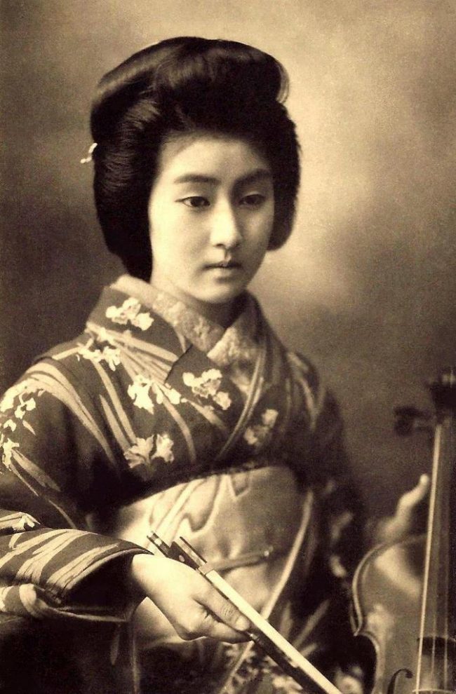 Portraits of a Popular Tokyo Geisha of 100 Years Ago 03 The Geisha HAWARYU A Meiji era Beauty from OLD JAPAN 3 650x990 Portraits of a Popular Tokyo Geisha of 100 Years Ago