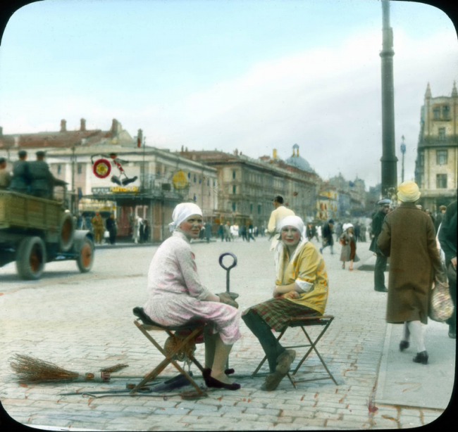 Life in Moscow 1931 in Color Photos Moscow 1931 In Color 2 650x614 Life in Moscow 1931 in Color Photos
