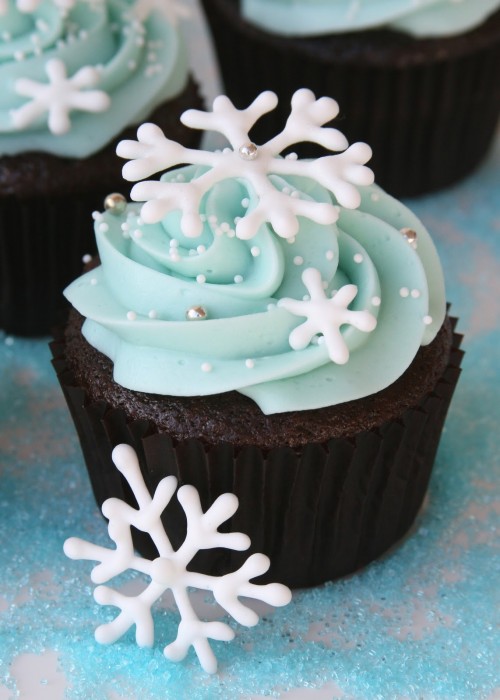 Snowflake Cupcakes Blue Frosting by Glorious Treats 25 creative cupcakes ideas