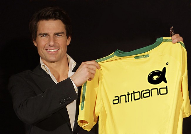 Tom Cruise holds up his Antibrand t shirt TC2 650x458 Tom Cruise holds up his Antibrand t shirt