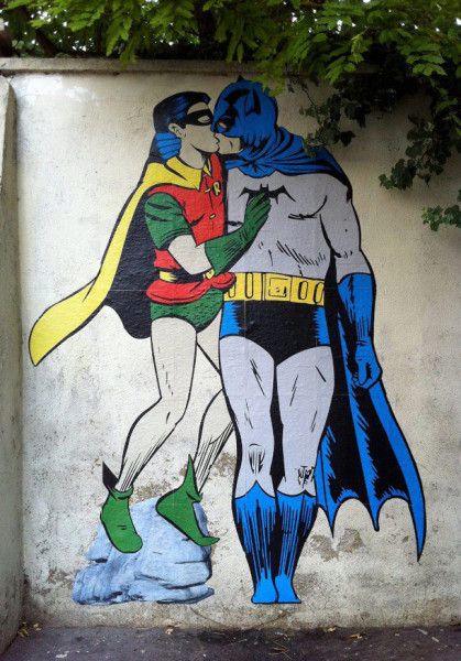 batman robin kissing street art 419x600 Batman & Robin in Love