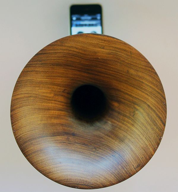 Bombie’s Boom System: A classy and elegant passive amplifier that docks your smartphone bomies boom system by jeroen bomers Bombie’s Boom System: A classy and elegant passive amplifier that docks your smartphone