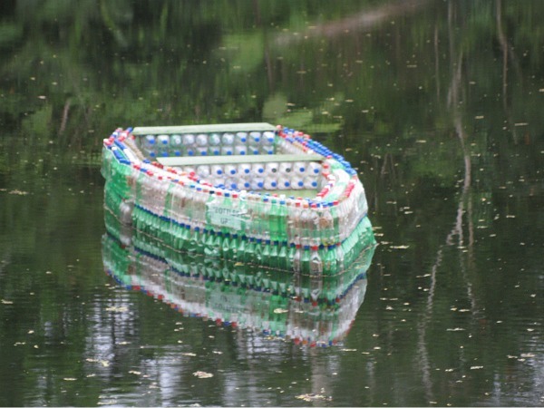  Man in Fiji Makes Boat from Plastic Bottles