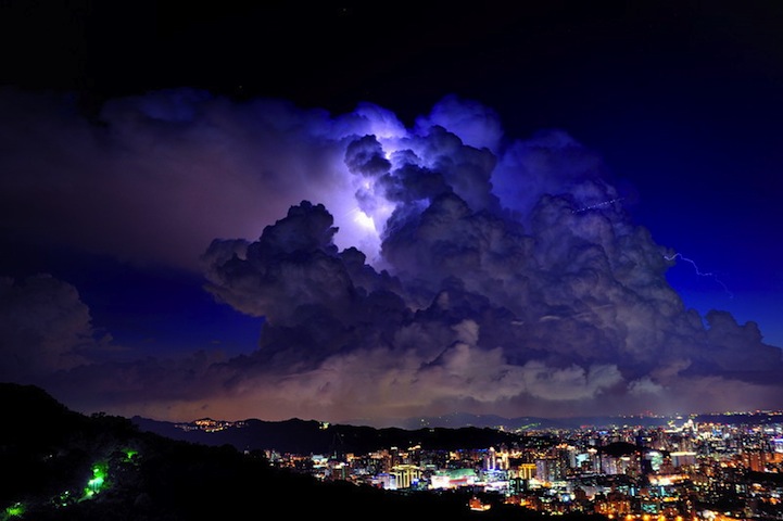 Beautiful and Dramatic Thunderhead Clouds thunder100 1 Beautiful and Dramatic Thunderhead Clouds