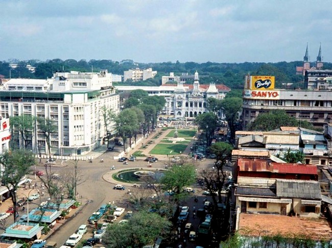 01 Saigon 1967 Nguyen Hue and Le Loi streets during the day . . . 650x487 Saigon 1967 by Bill Mullin