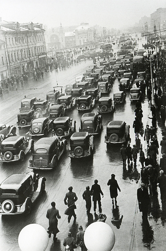 Photos of Moscows Traffic Jams in The Past 1945 Photos of Moscows Traffic Jams in The Past