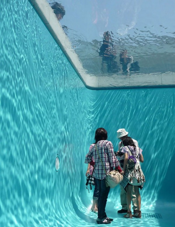 Leandro Erlich 1 600x776 Stunning swimming pool illusion