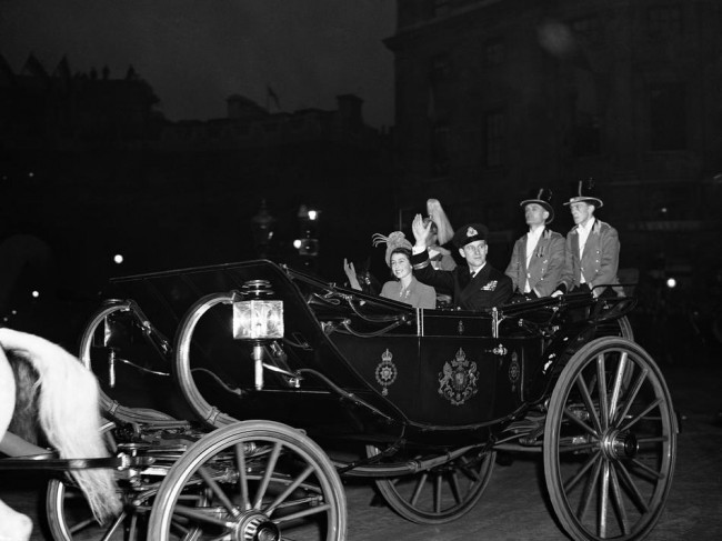 Old Wedding Photos of Princess (now Queen) Elizabeth and Prince Philip in 1947 Old Wedding Photos of Princess now Queen Elizabeth and Prince Philip in 1947 5 650x487 Old Wedding Photos of Princess (now Queen) Elizabeth and Prince Philip in 1947