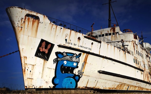 Streetart: Abandoned Ship turns into floating Graffiti Gallery dudug streetart ship 02 Streetart: Abandoned Ship turns into floating Graffiti Gallery