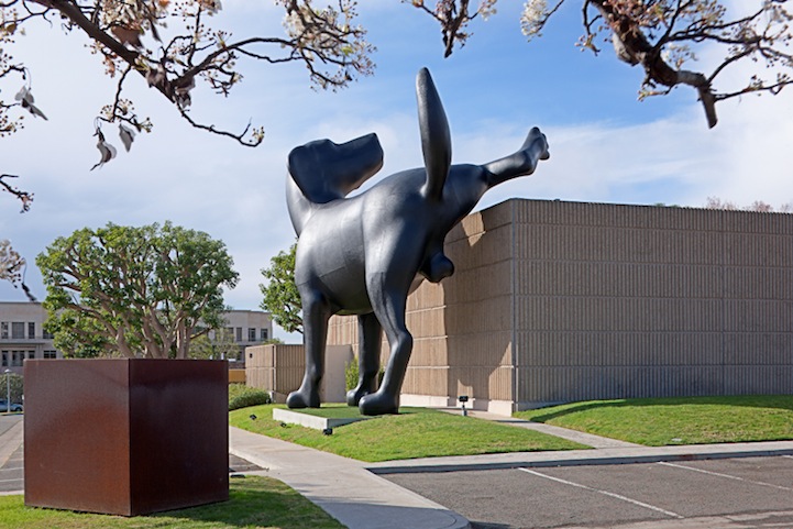  Giant Labrador Sculpture Marks Its Territory on a Museum