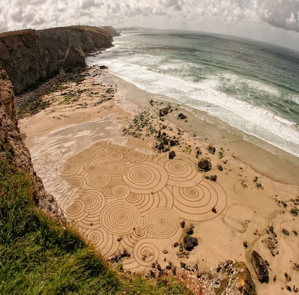  Artist Creates Gorgeous Time Based Sand Artwork